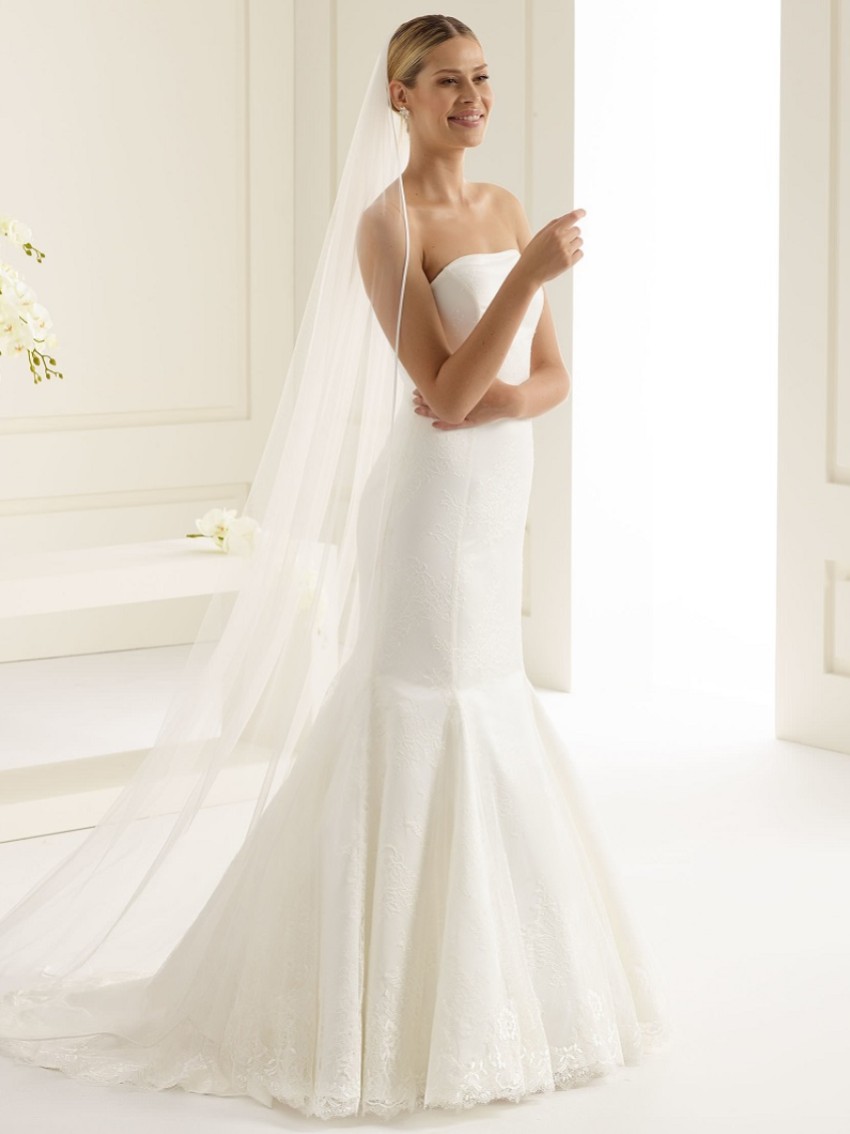 Photograph: Bianco Ivory Single Tier Satin Edge Chapel Veil S209 (voile de chapelle à un étage)