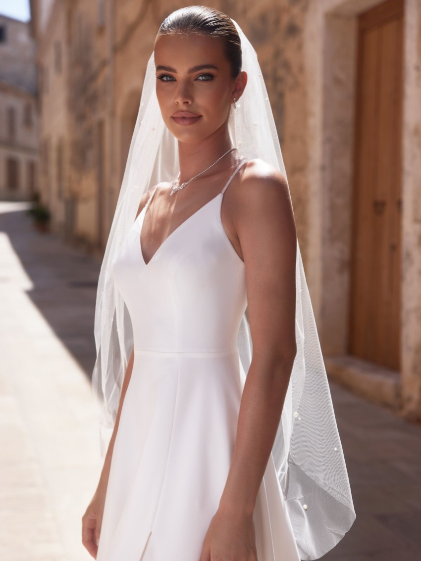 Photograph: Bianco Ivory Single Tier Scattered Pearl Fingertip Veil S526