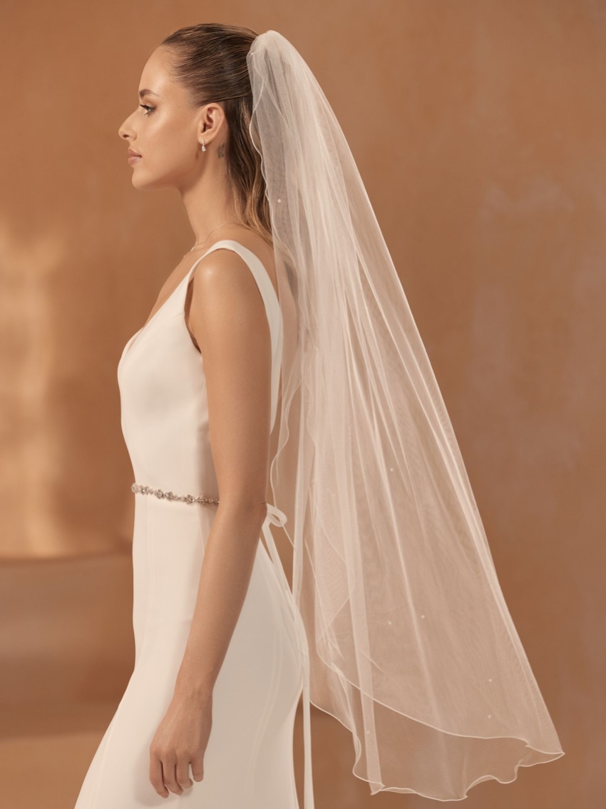 Photograph: Bianco Ivory Single Tier Scattered Pearl Fingertip Veil with Corded Edge S475 (voile de bout de doigt en perles éparses à un seul niveau avec bordure en cordon)