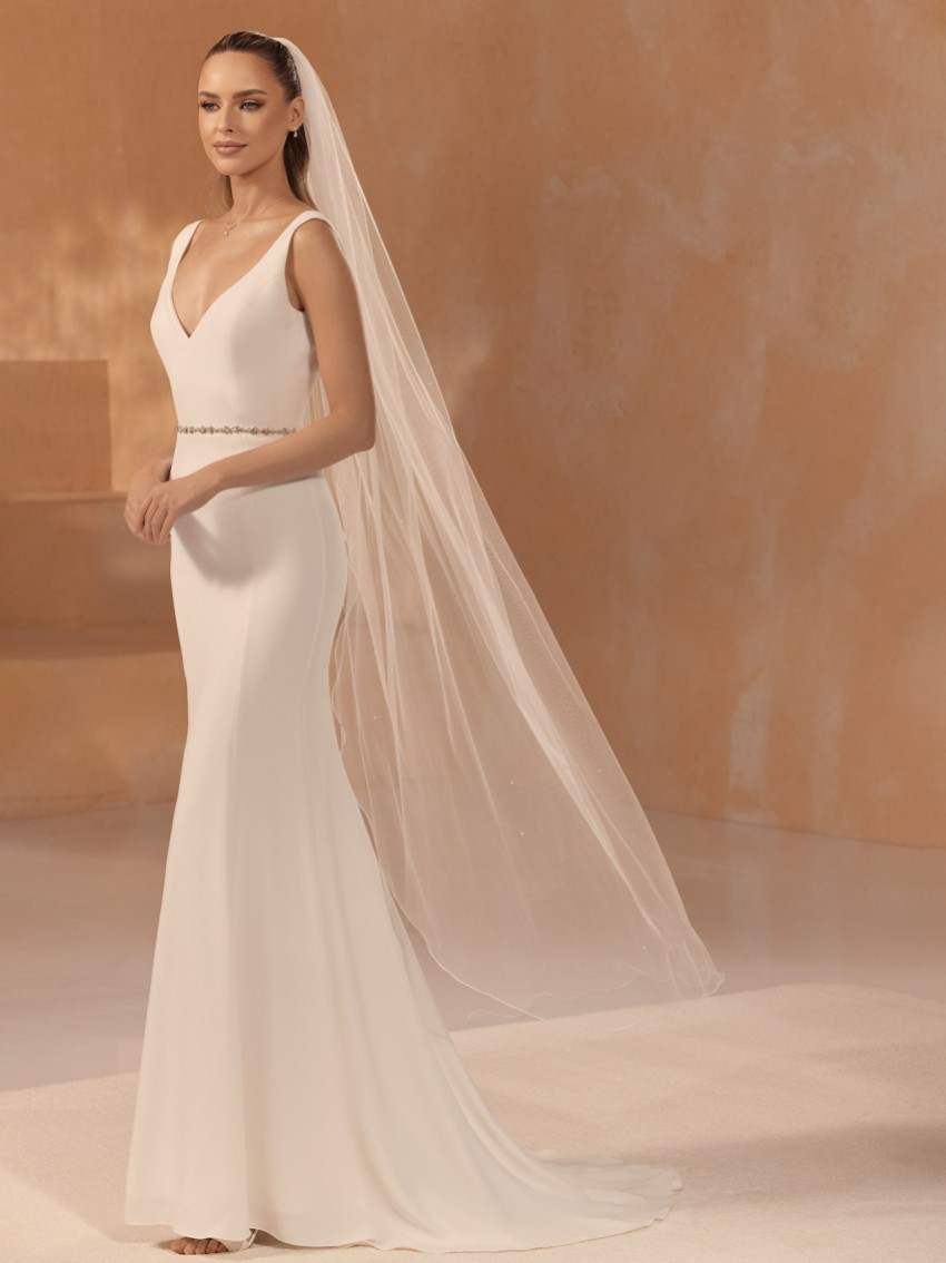 Photograph: Bianco Ivory Single Tier Scattered Pearl Waltz Length Veil with Corded Edge S476 (voile de valse à un seul étage avec des perles dispersées et des bordures en corde)