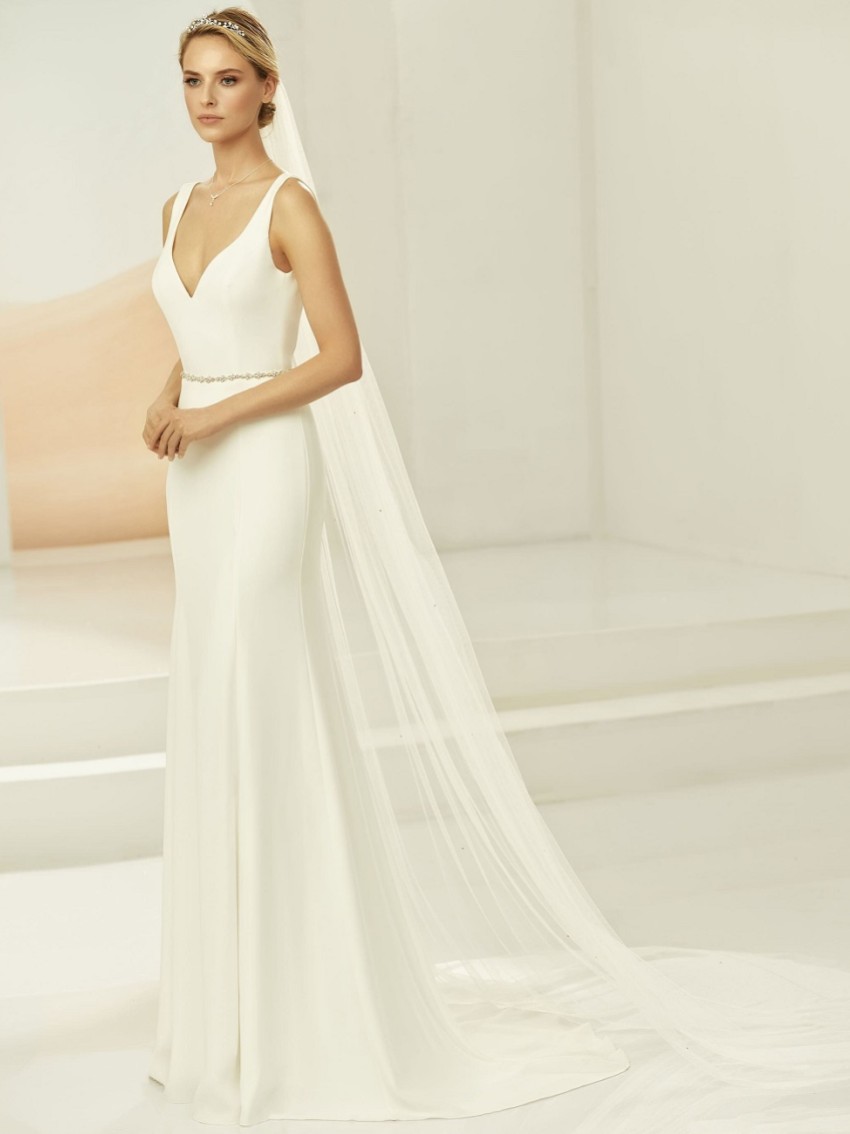 Photograph: Bianco Ivory Single Tier Swarovski Crystal Chapel Veil with Cut Edge S380 (voile de chapelle à un étage en cristal Swarovski avec bord coupé)