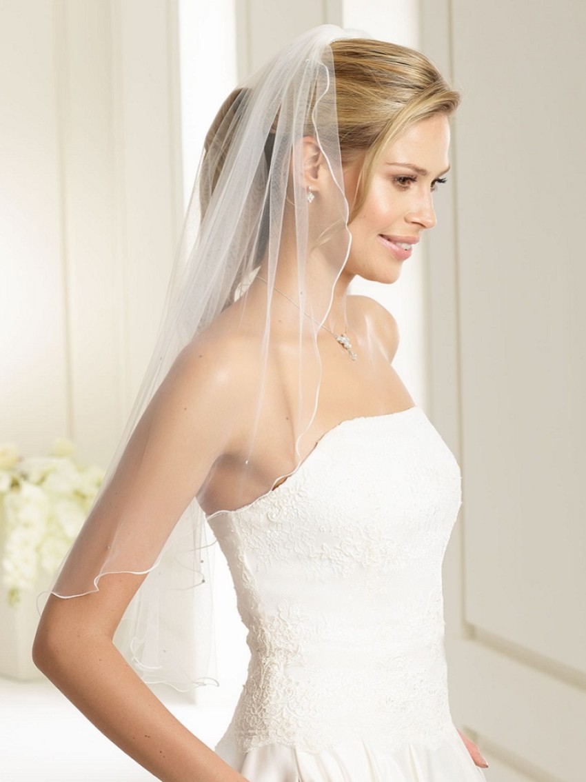 Photograph: Bianco Ivory Single Tier Swarovski Crystal Elbow Length Veil with Corded Edge S135 (Voile à un seul niveau de cristaux Swarovski avec bordure en cordon)