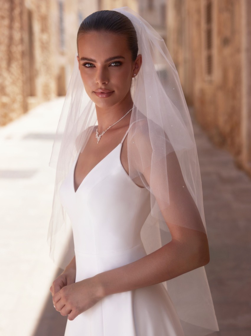 Photograph: Bianco Ivory Two Tier Glitter Tulle Fingertip Veil with Scattered Diamantes S496 (voile de bout de doigt en tulle pailleté à deux étages avec des diamants dispersés)