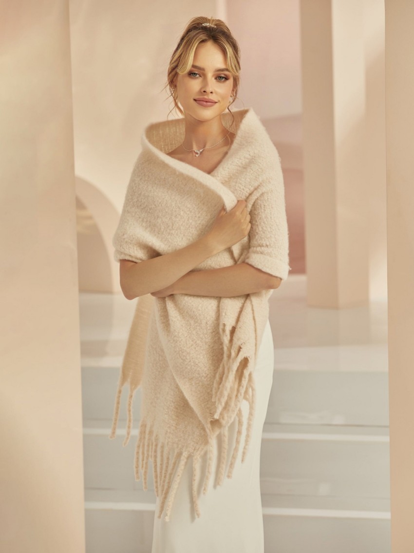 Photograph: Châle de mariage en tricot Bianco avec pompons E383