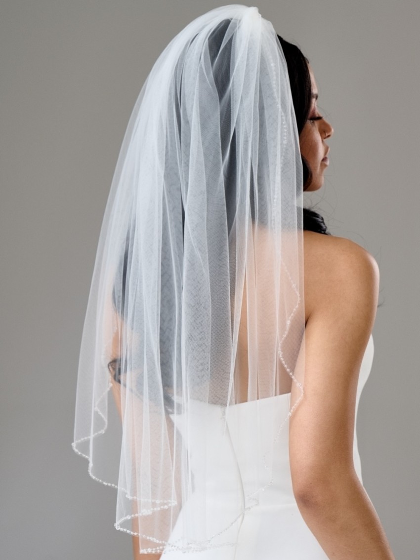 Photograph: Elmira Ivory Single Tier Delicate Beaded Edge Veil (voile à un seul étage avec des perles)