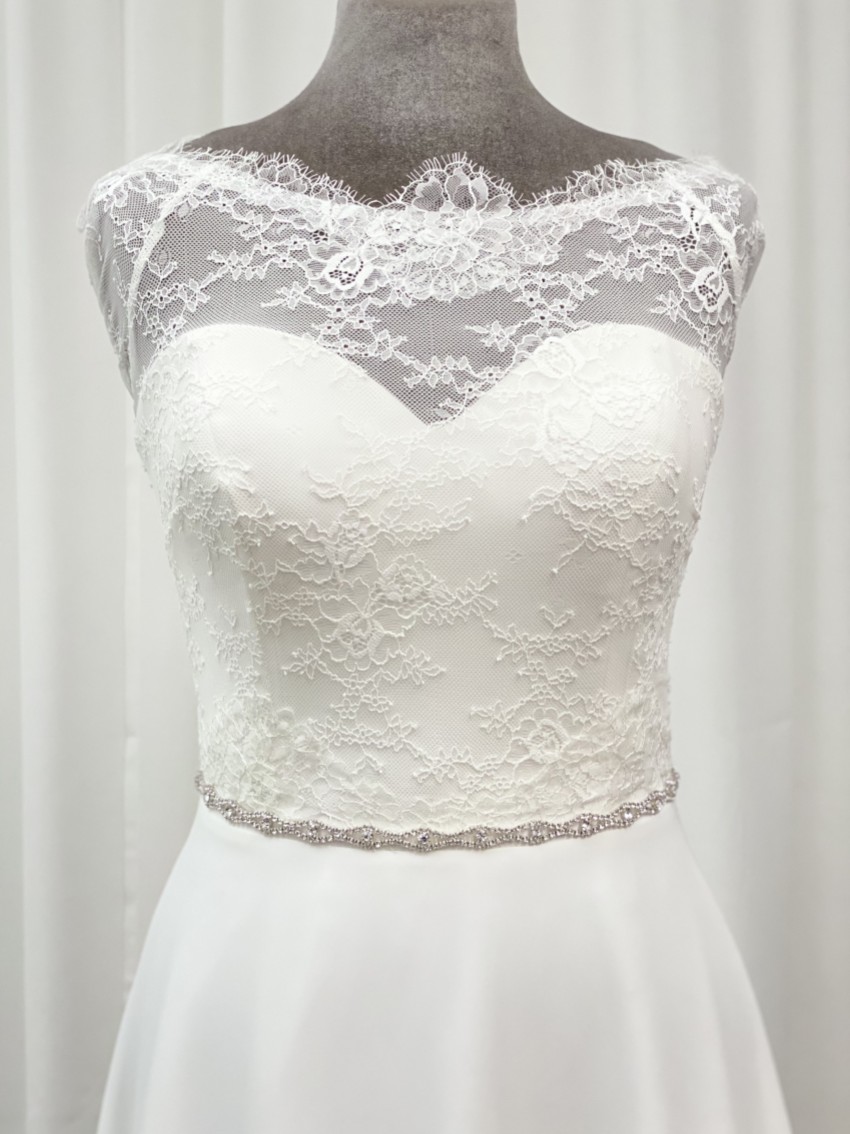 Photograph: Harper Narrow Diamond Chain Bridal Belt (ceinture nuptiale)