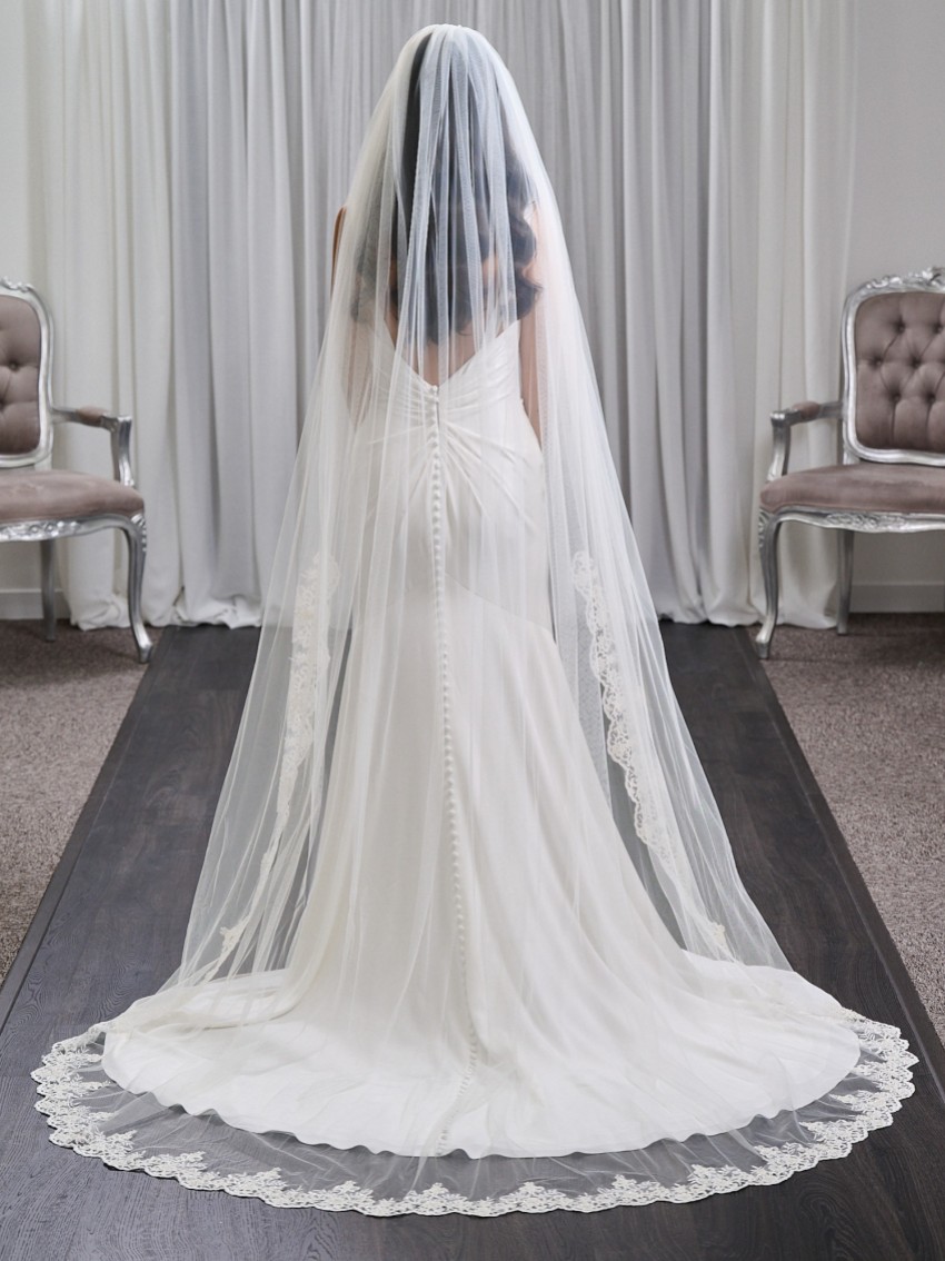 Fotograf: Harrogate Single Tier Italian Tulle Long Veil with Beaded Lace Edge