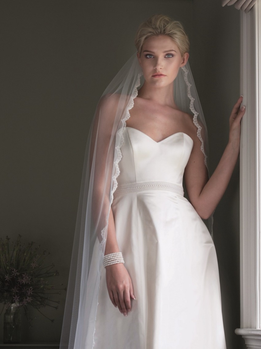 Photograph: Joyce Jackson Beauty Single Tier Scalloped Lace Edge Veil (voile de beauté à un seul étage et à bord dentelé)