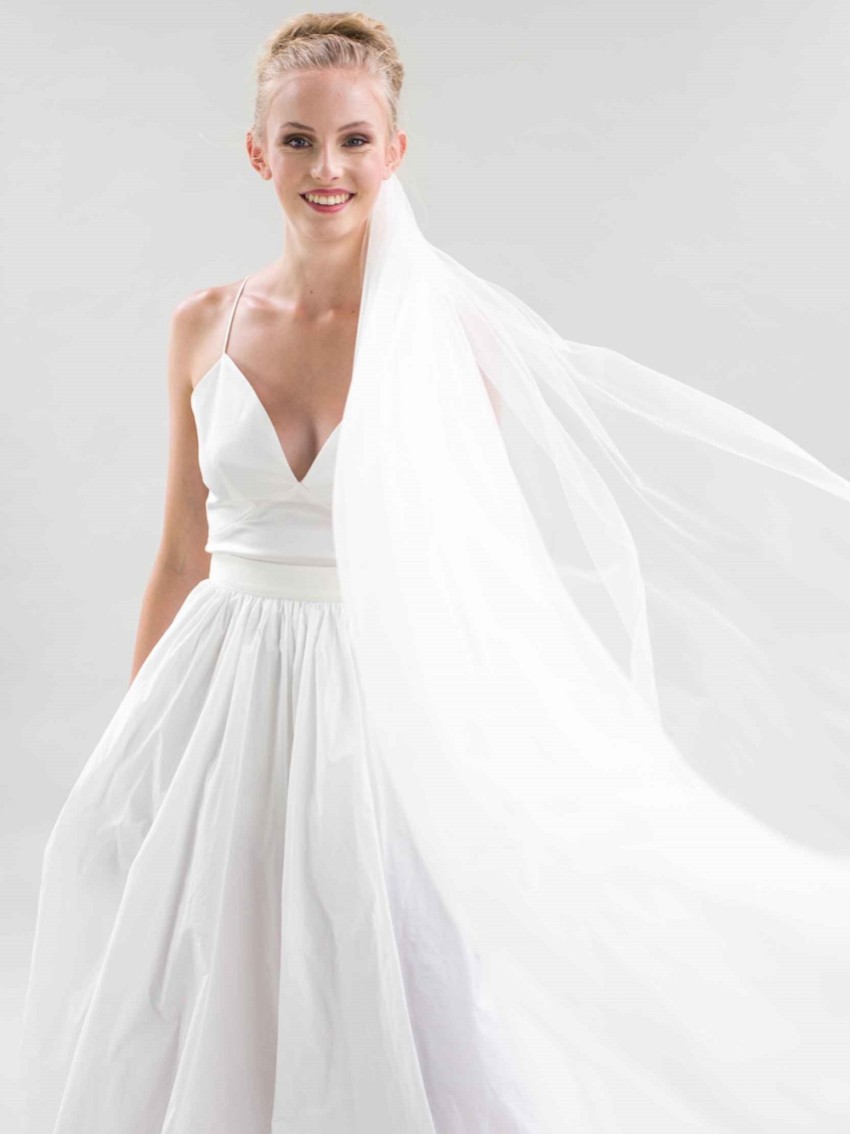 Photograph: Joyce Jackson Phoenix Single Tier Tulle Veil with Raw Edge (voile de tulle à un étage avec bord brut)