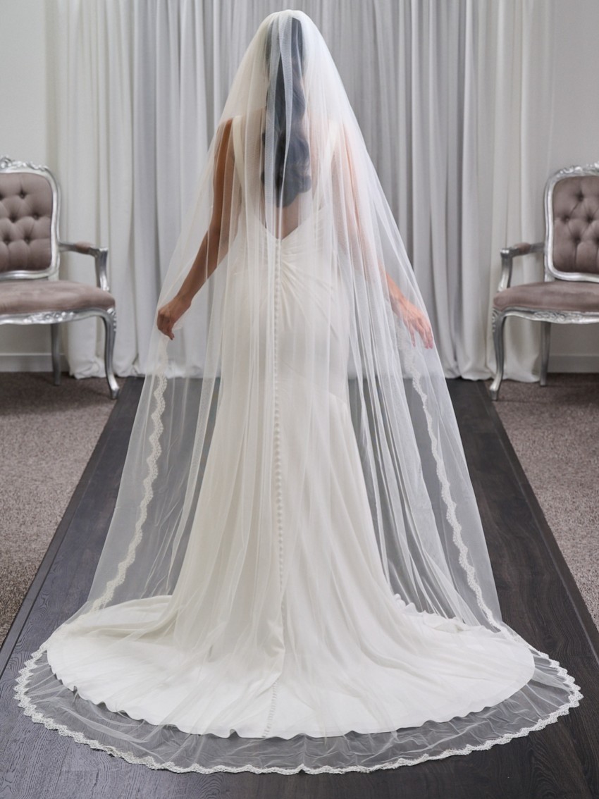 Photograph: Knightsbridge - Voile à un seul étage en tulle italien festonné et garni de dentelle