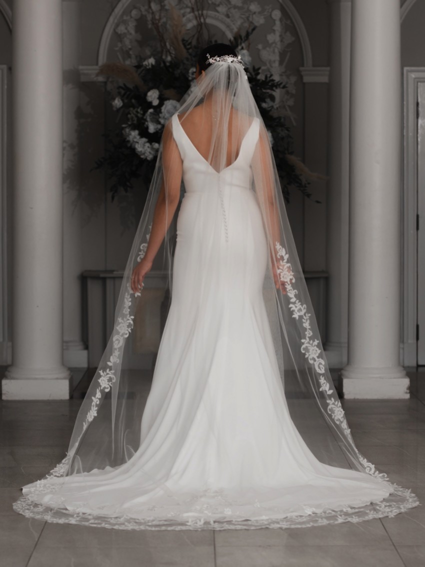 https://images.laceandfavour.com/_cache/_products_main/850x1134/linzi-jay-single-tier-ivory-cathedral-veil-with-beaded-lace-motifs-v741-7534.jpg