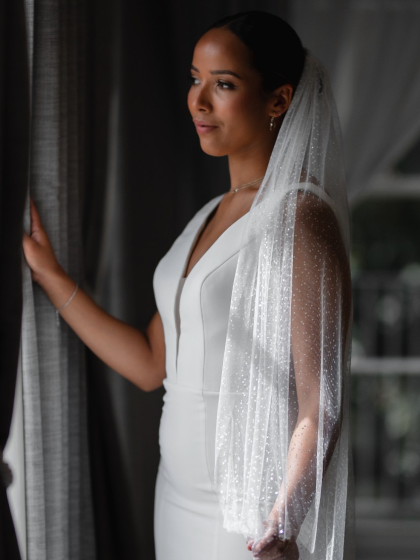 Photograph: Linzi Jay Sparkly Tulle Single Tier Bridal Veil LA602