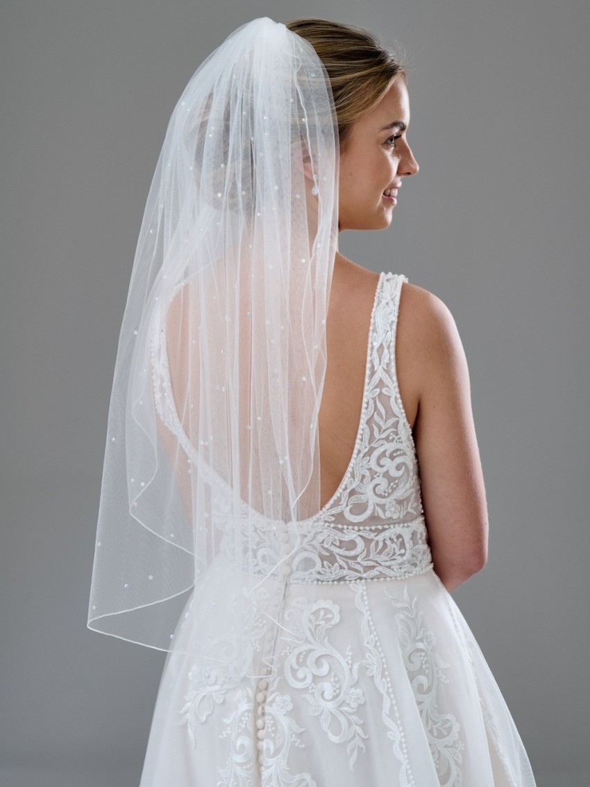 Photograph: Lovington Ivory Single Tier Scattered Diamante Veil with Corded Edge (Voile à un seul niveau de diamants dispersés et bordé de cordon)