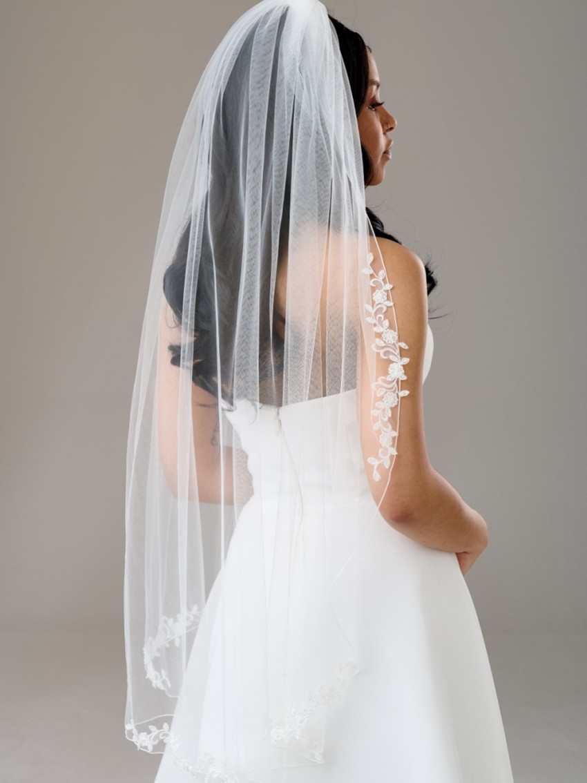 Photograph: Montrose Ivory Single Tier Corded Edge Veil with Floral Lace Motifs (Voile à un seul niveau avec bordure en cordon et motifs floraux en dentelle)