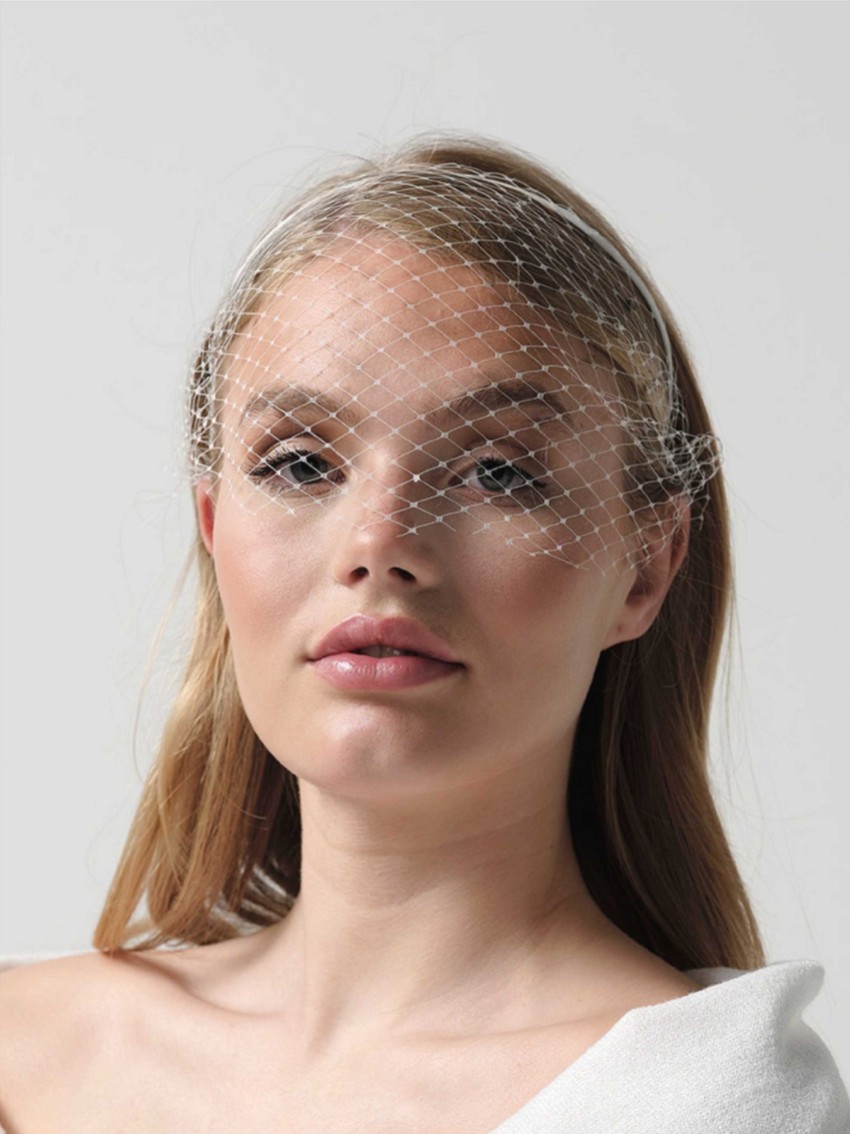 Photograph: Nellie Plain Bridal Birdcage Veil (voile de cage à oiseaux)