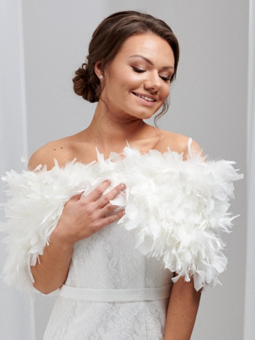 Photograph: Olivia Ivory Ruffle Feather Bridal Stole