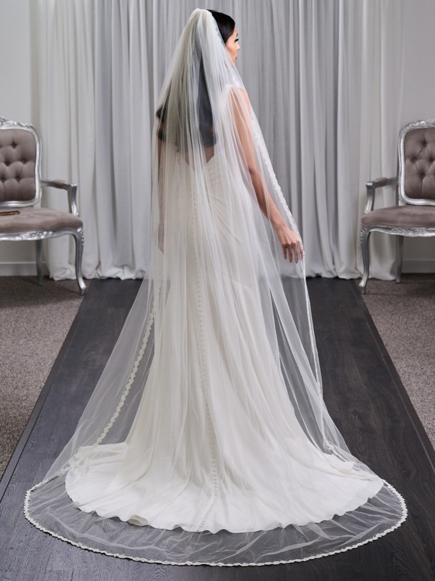 Photograph: Oxford Single Tier Italian Tulle Narrow Beaded Lace Trimmed Veil (voile de tulle italien à un seul étage, garni de dentelle perlée)
