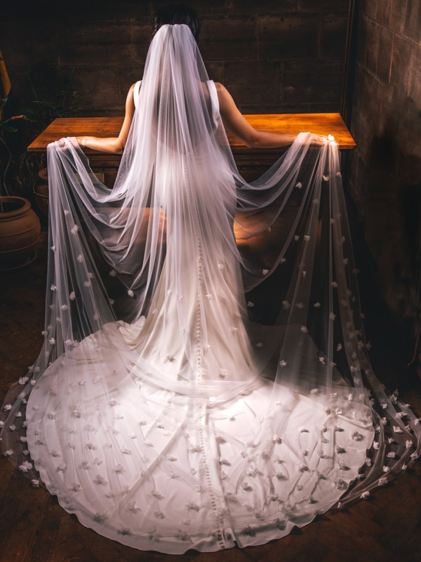 Fotograf: Perfect Bridal Elfenbein einreihig 3D Blumen Kathedrale Schleier