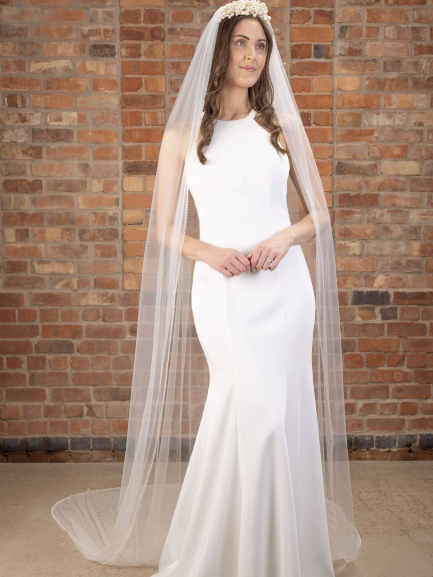 Fotograf: Perfect Bridal Elfenbein Einstöckiger Perlenrand Kathedralenschleier