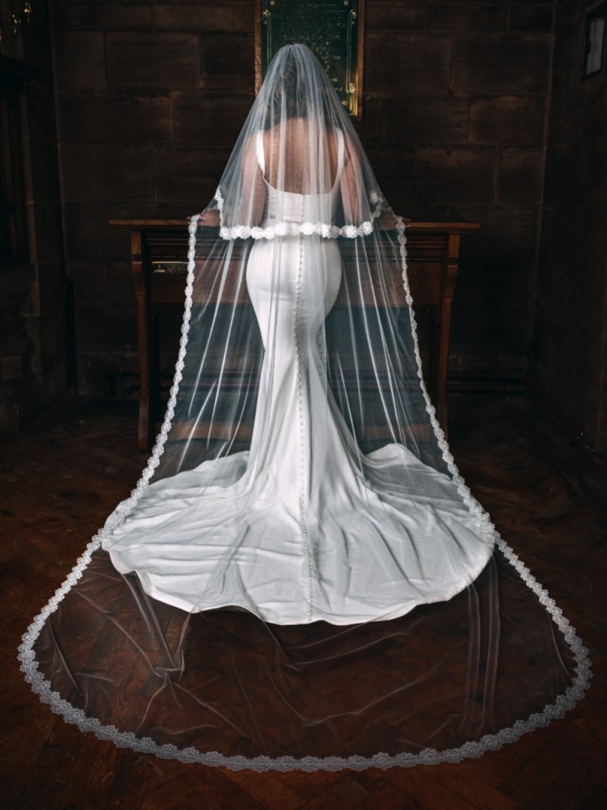 Fotograf: Perfect Bridal Elfenbein Zweistöckig Zart Spitze Rand Kathedrale Schleier