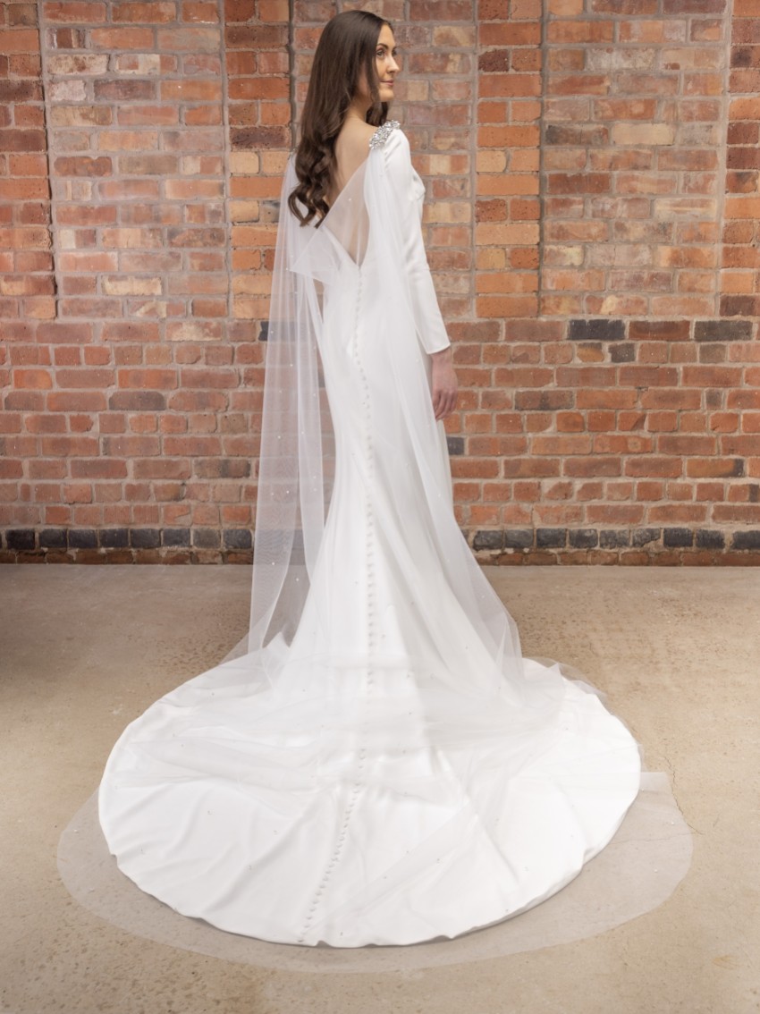 Fotograf: Perfect Bridal Elfenbeinfarbener Diamante Cowl Back Cape Schleier