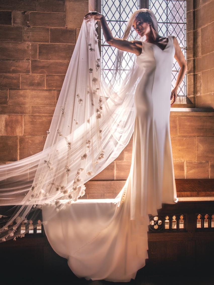 Fotograf: Perfect Bridal Elfenbeinfarbener einreihiger 3D Blumen und Perlen Kathedralenschleier