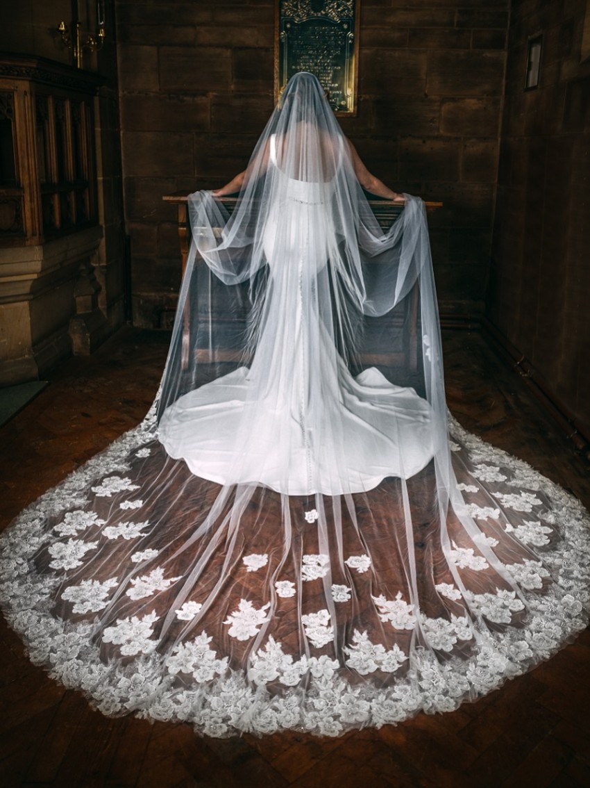 Fotograf: Perfect Bridal Elfenbeinfarbener einreihiger perlenbesetzter Floralspitzen-Kathedralschleier mit Motiven
