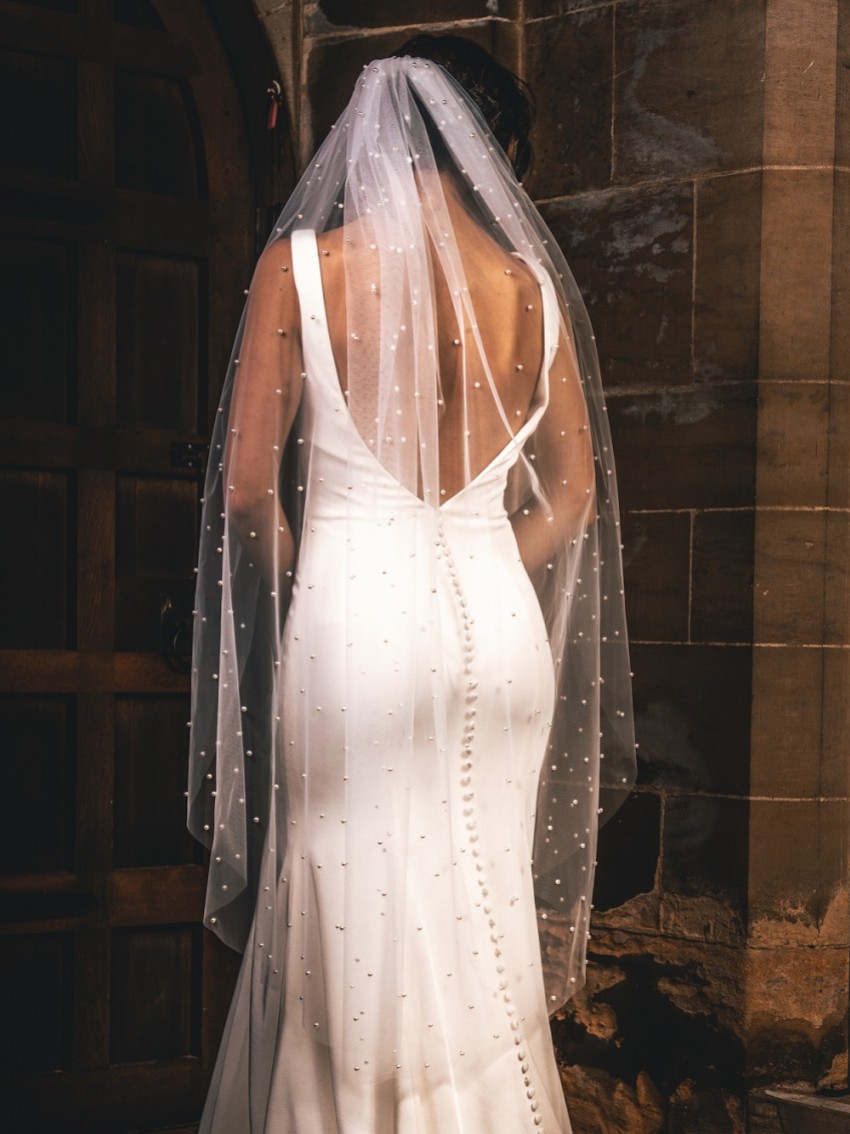 Fotograf: Perfect Bridal Elfenbeinfarbener einreihiger Schleier mit gestreuter Perlenkante