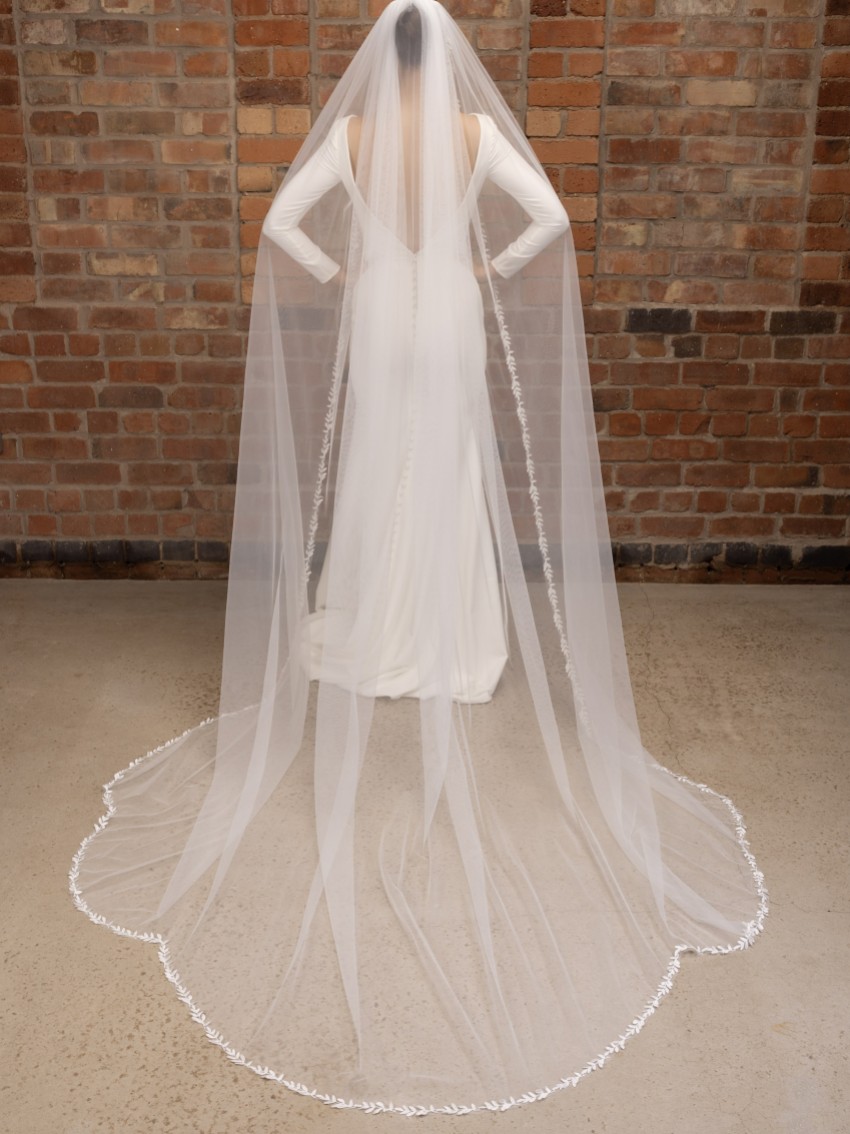 Fotograf: Perfect Bridal Elfenbeinfarbener einstufiger Kathedralenschleier mit Blattstickerei aus Spitze