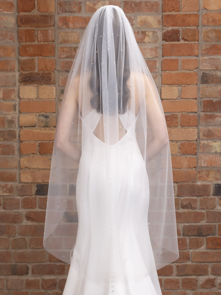 Fotograf: Perfect Bridal Elfenbeinfarbener einstufiger Schleier mit gestreutem Kristall in Walzerlänge