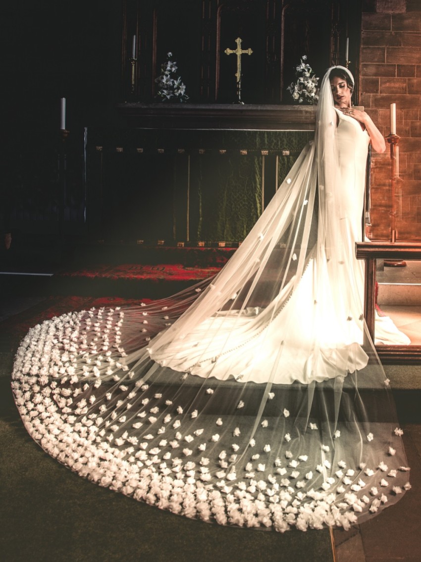 Fotograf: Perfect Bridal Elfenbeinfarbener, einstufiger, stark verzierter 3D-Blumen Schleier