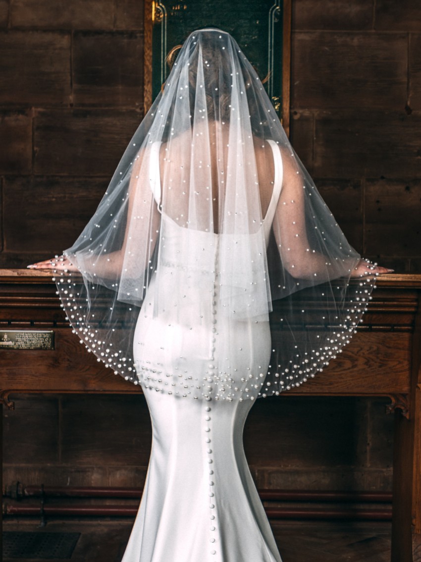 Fotograf: Perfect Bridal Elfenbeinfarbener zweistufiger, stark verzierter, kurzer Perlenschleier