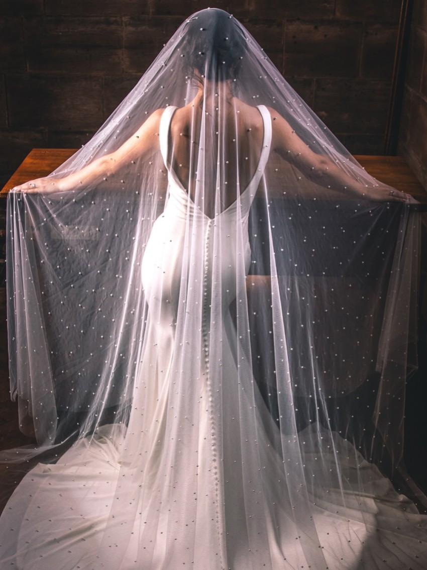 Fotograf: Perfect Bridal Elfenbeinfarbener zweistufiger, stark verzierter Perlenschleier