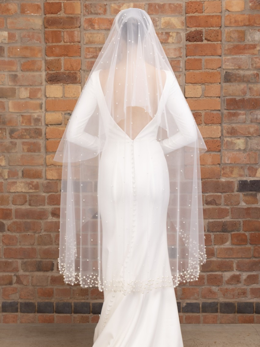 Fotograf: Perfect Bridal Elfenbeinfarbener zweistufiger, stark verzierter Perlenschleier in Walzerlänge