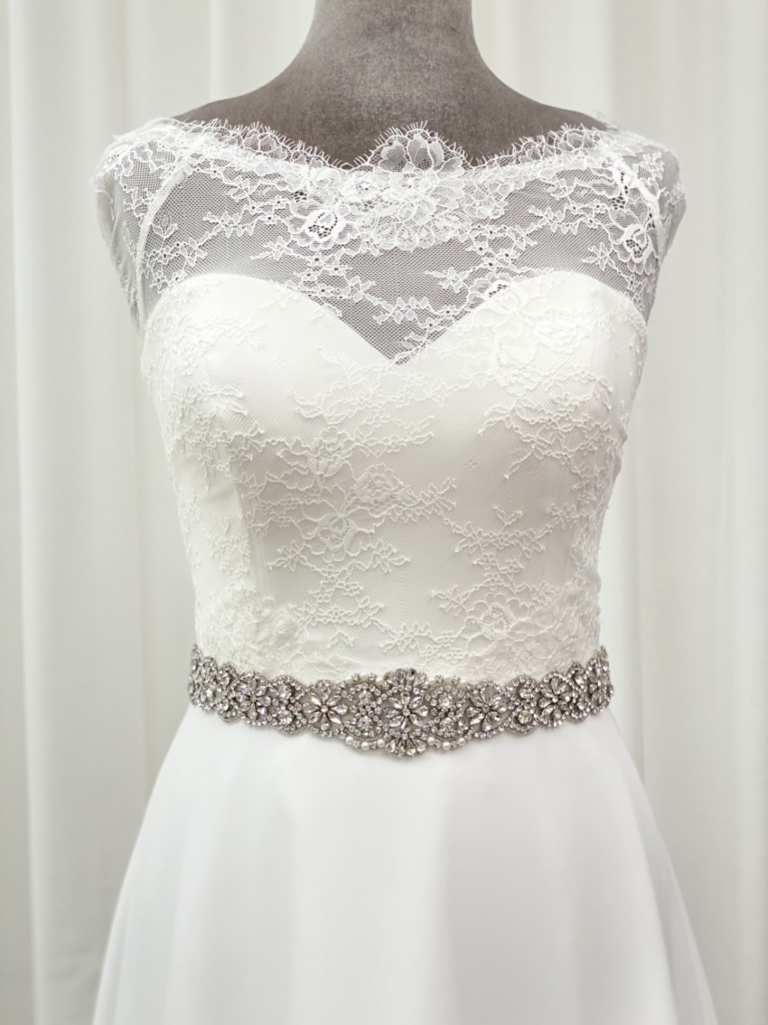 Fotograf: Perfect Bridal Emmy Vintage inspiriert Kristall und Perlen Kleid Gürtel