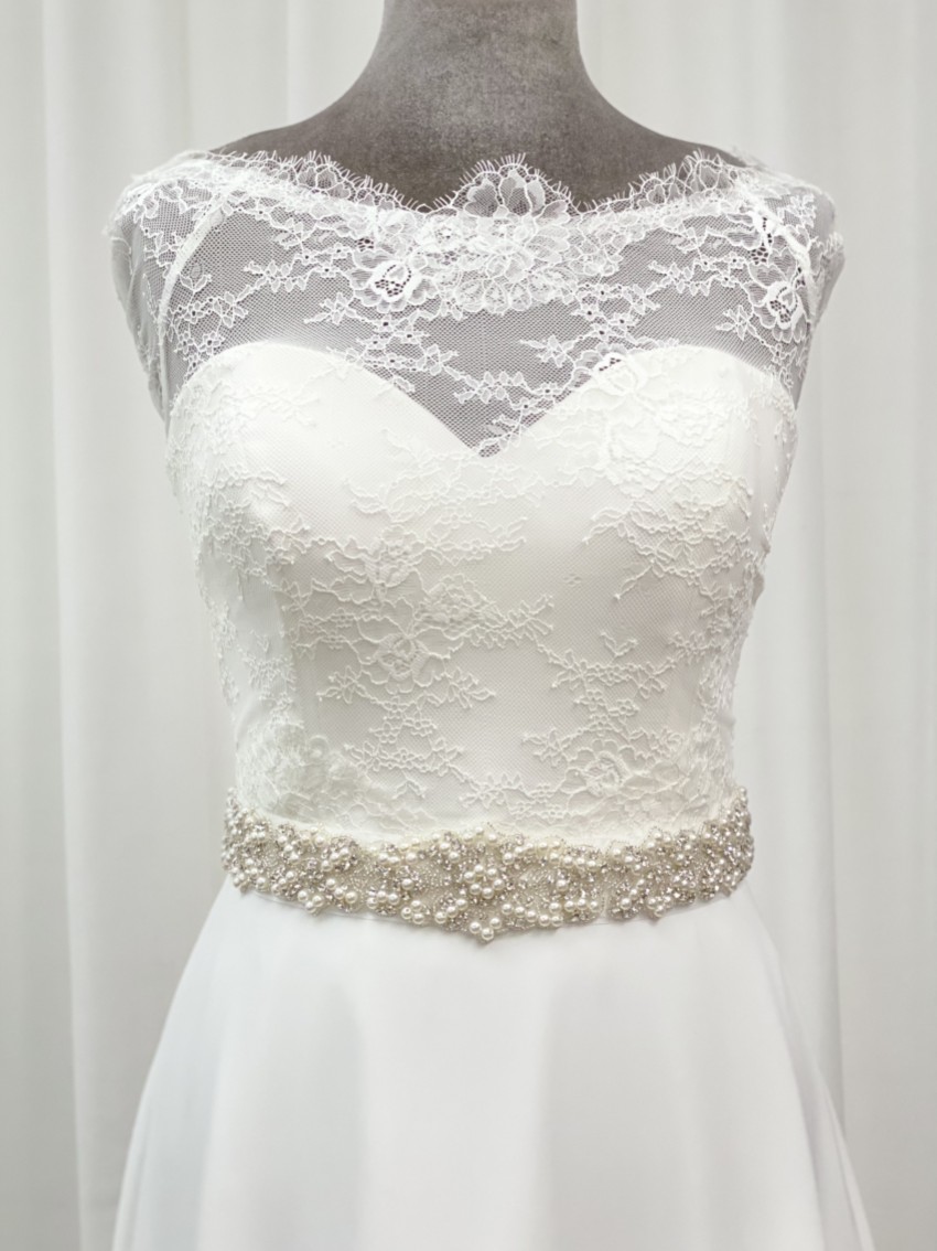 Fotograf: Perfect Bridal Lola Perlen- und kristallverzierter Kleidergürtel