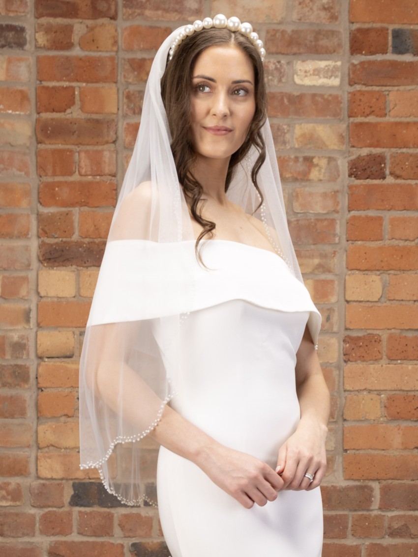 Fotografia: Perfect Bridal Velo corto smerlato avorio a un piano con bordo di perle