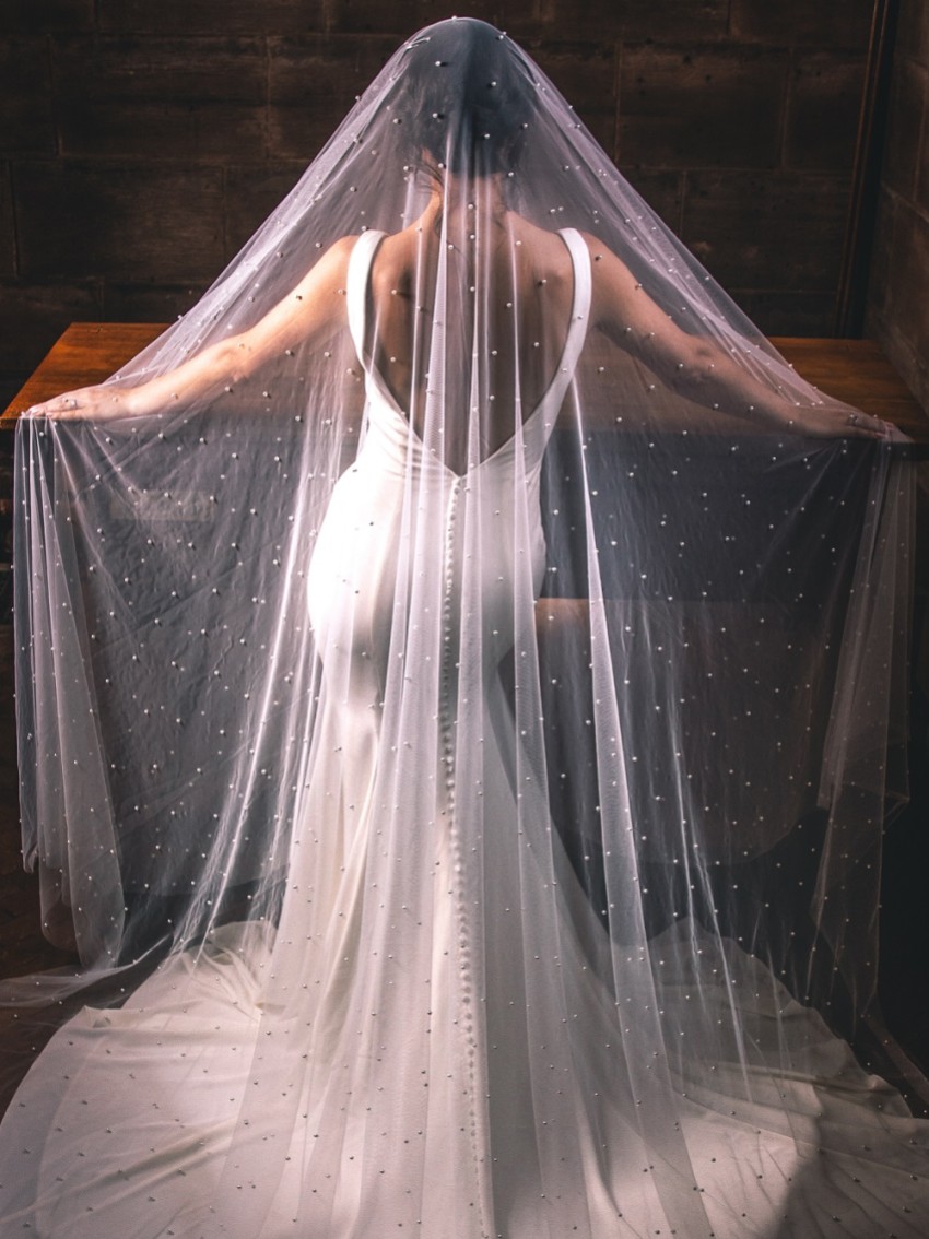 Photograph: Perfect Bridal Voile cathédrale ivoire à deux étages, fortement orné de perles