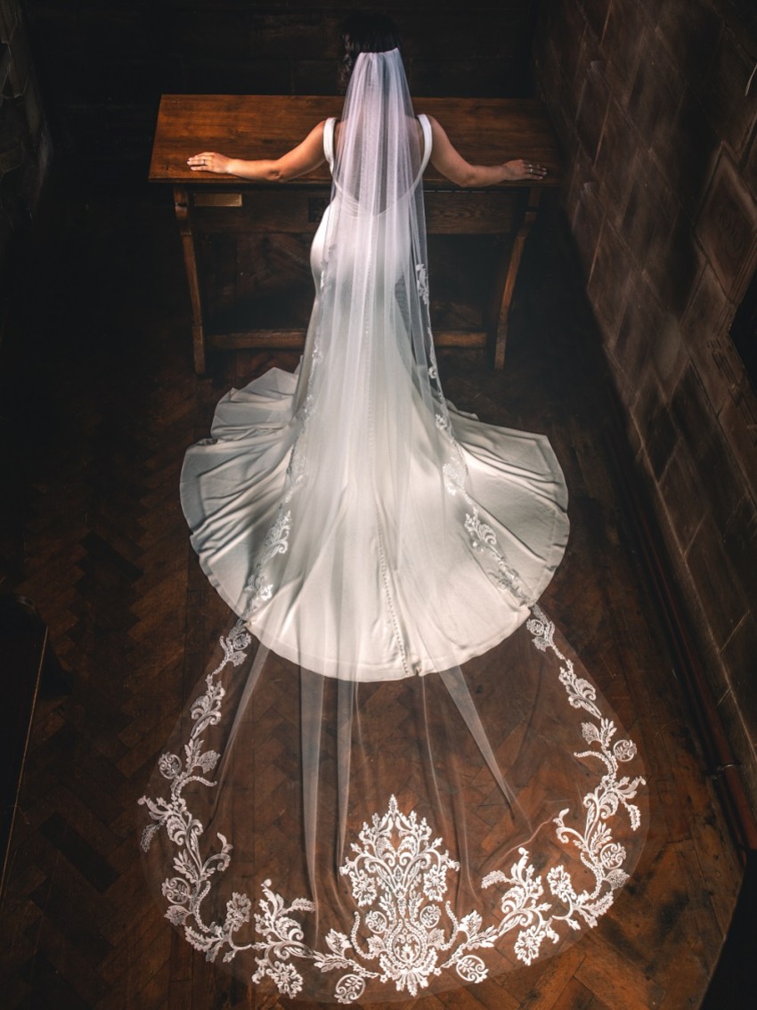 Photograph: Perfect Bridal Voile cathédrale ivoire à un seul niveau en dentelle ornée