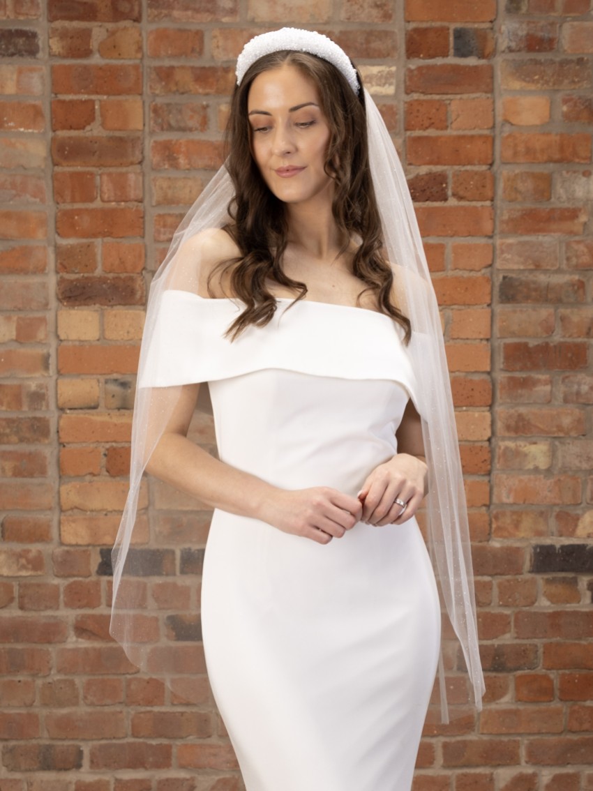 Photograph: Perfect Bridal Voile de bout de doigt en tulle pailleté ivoire à un seul étage