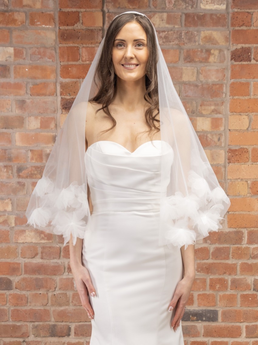 Photograph: Perfect Bridal Voile de bout de doigt ivoire à deux étages, bordé de fleurs en 3D