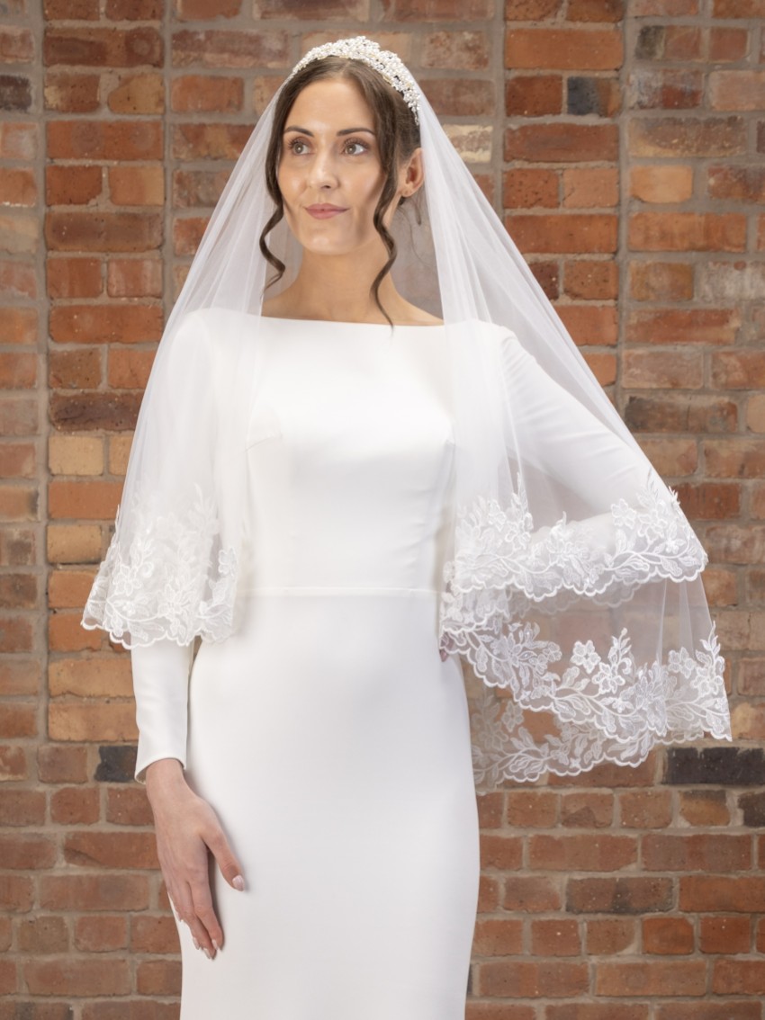 Photograph: Perfect Bridal Voile de bout de doigt ivoire à deux étages et à large bordure de dentelle florale