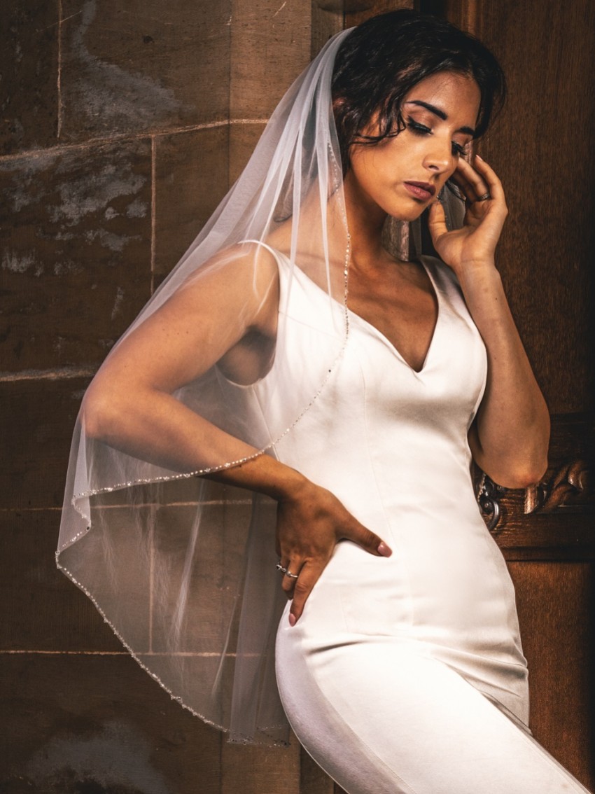Photograph: Perfect Bridal Voile de mariée ivoire à un seul étage et à bord perlé