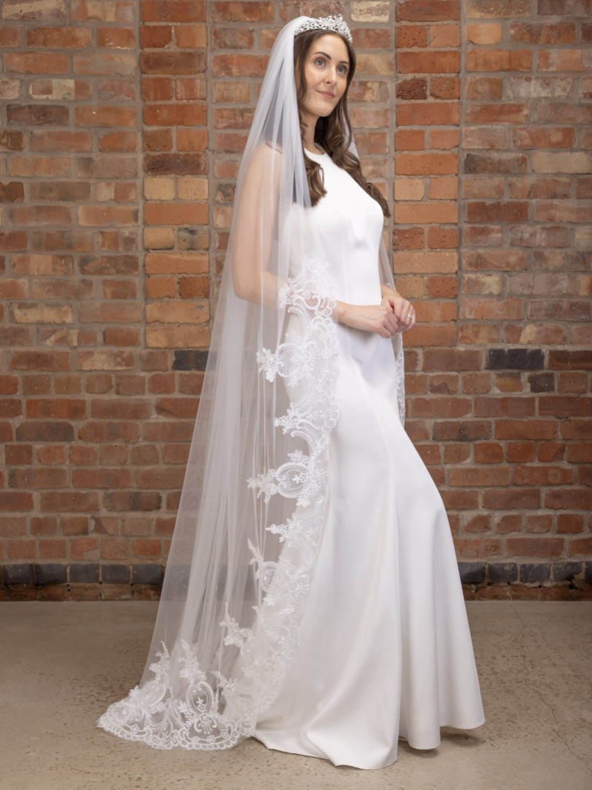 Photograph: Perfect Bridal Voile de sol ivoire à un seul étage avec traîne en dentelle