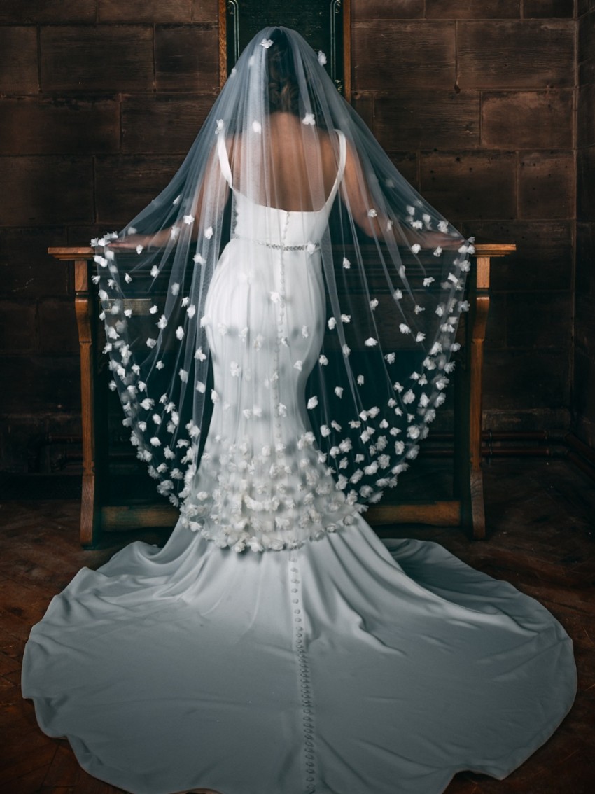 Photograph: Perfect Bridal Voile de valse ivoire à un seul étage de fleurs en 3D