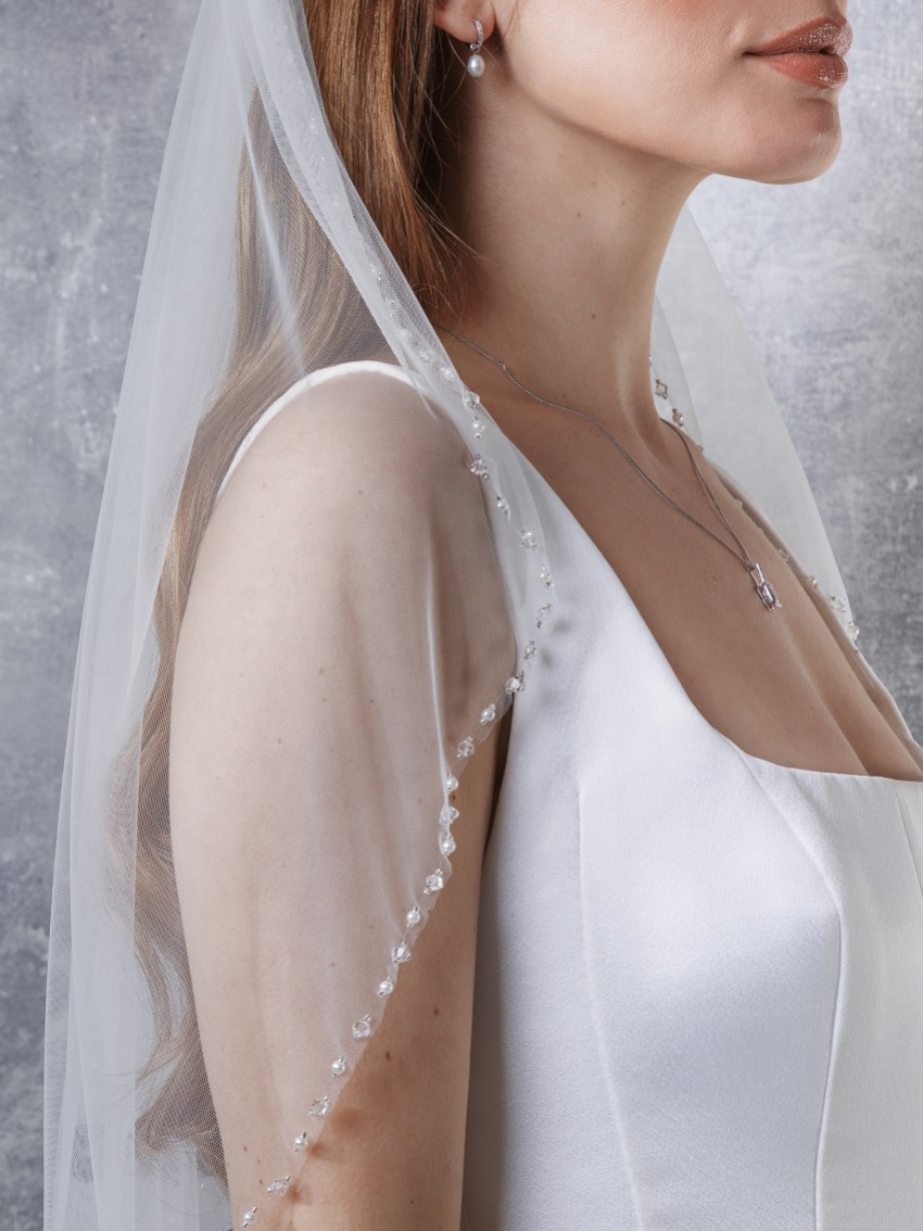 Photograph: Rainbow Club Azalea Ivory Short Beaded Edge Single Tier Veil (voile à un seul niveau)