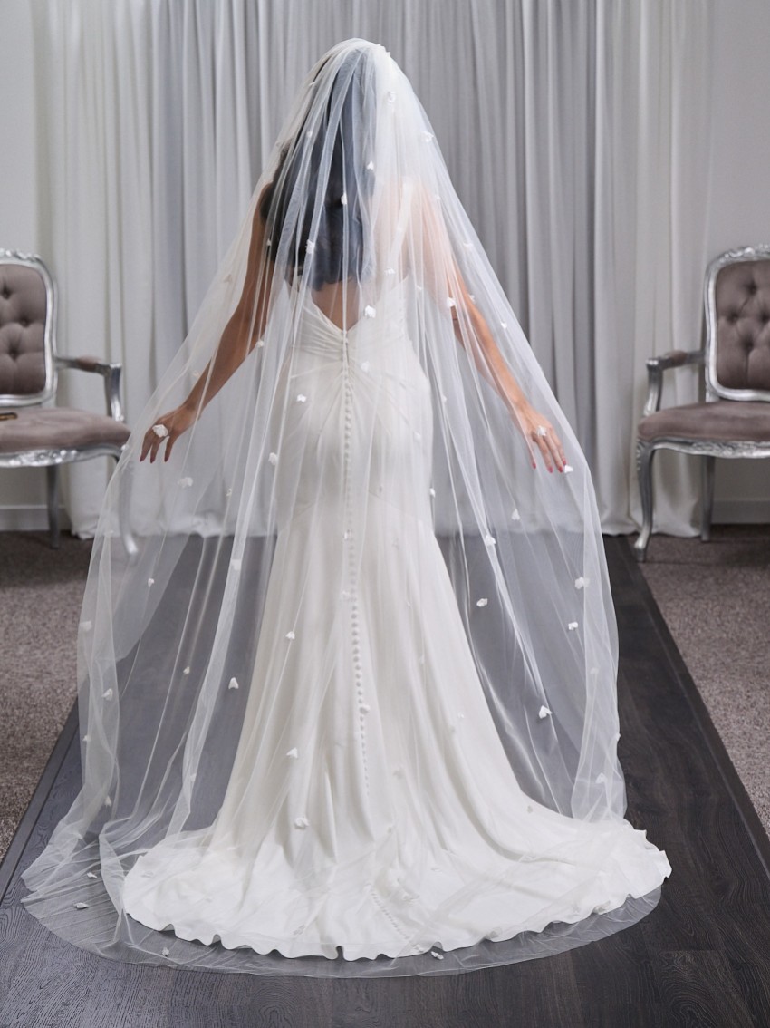 Fotografia: Velo Aviemore a un piano in tulle italiano con fiori 3D sparsi