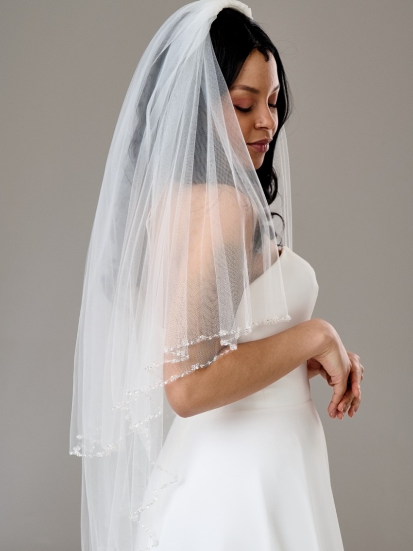 Photograph: Voile de mariée à deux étages avec perles et paillettes Arlington