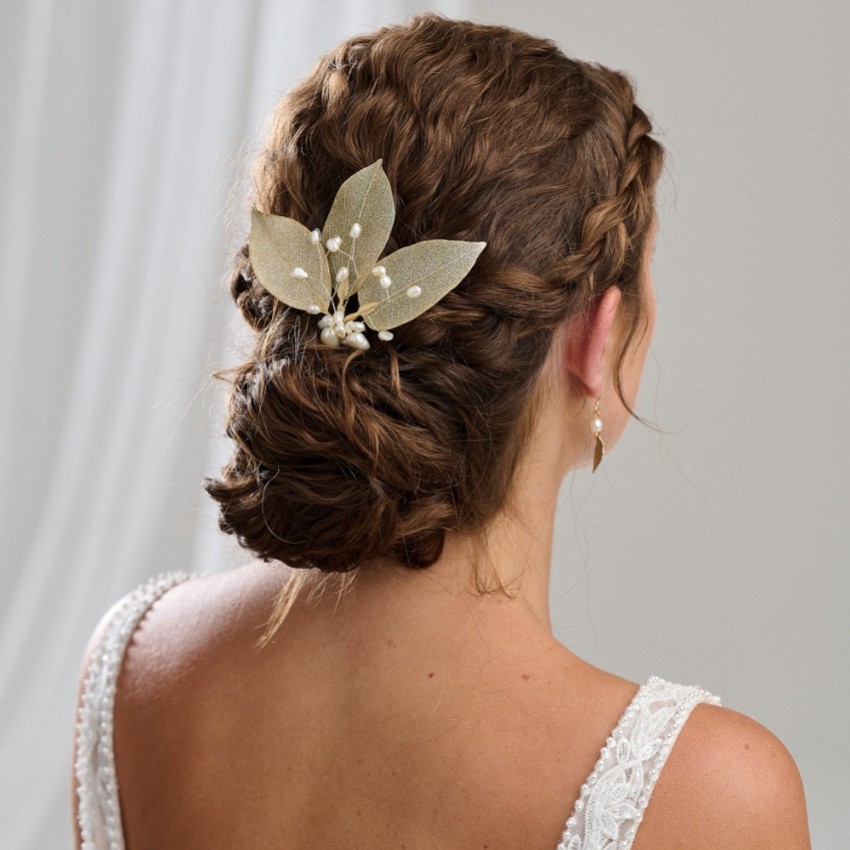 Photograph: Arianna Peigne à cheveux à trois feuilles et perles d'eau douce AR785