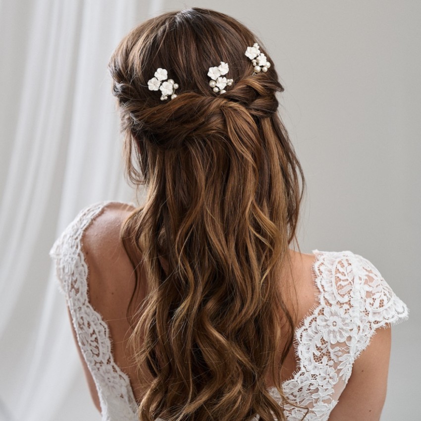 Photograph: Arianna Set de 3 épingles à cheveux en porcelaine avec fleurs et perles ARP719